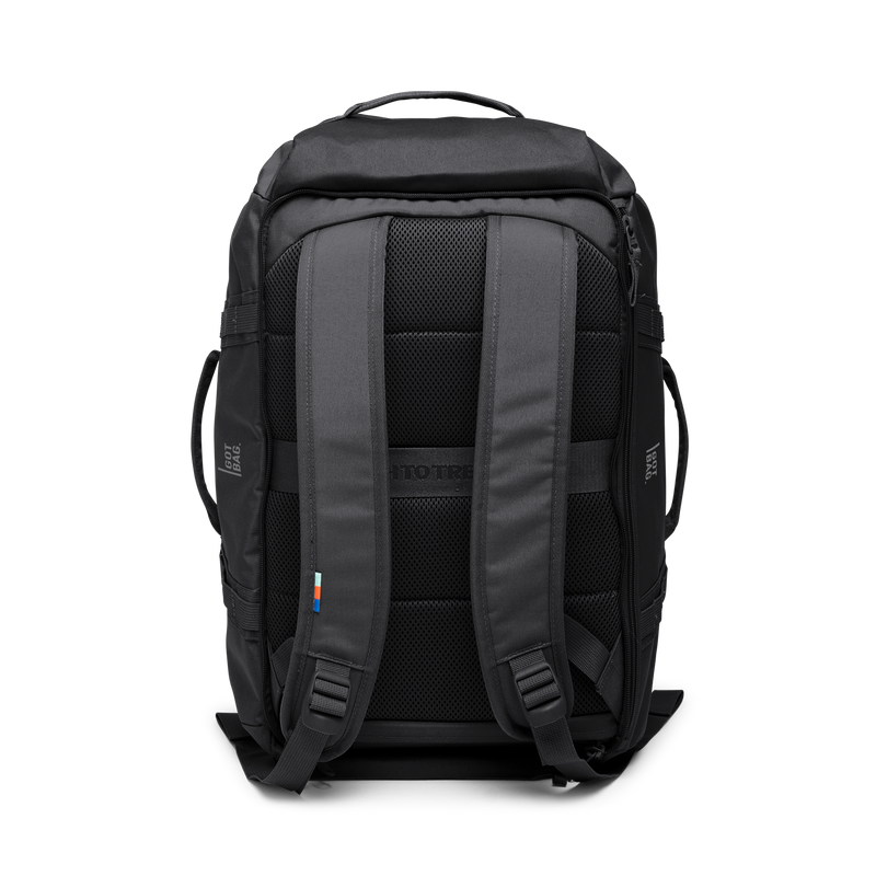 DUFFLE PACK Rucksack in black (Schwarz) in Rückansicht.