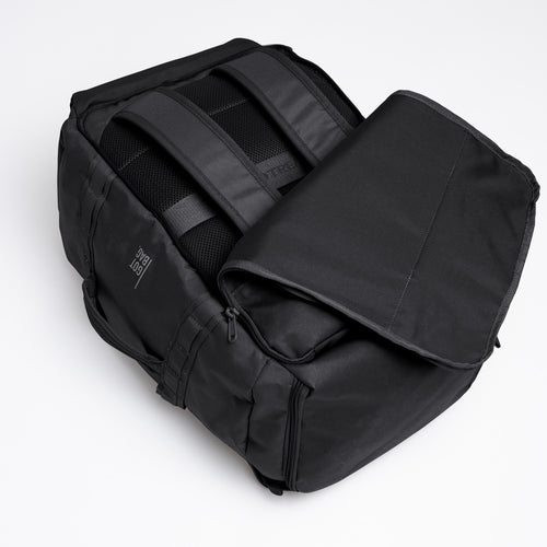 DUFFLE PACK Tasche in black (Schwarz) geöffnet, mit sichtbaren Schultergurten im Innenraum.