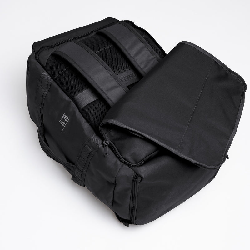 DUFFLE PACK Tasche in black (Schwarz) geöffnet, mit sichtbaren Schultergurten im Innenraum.