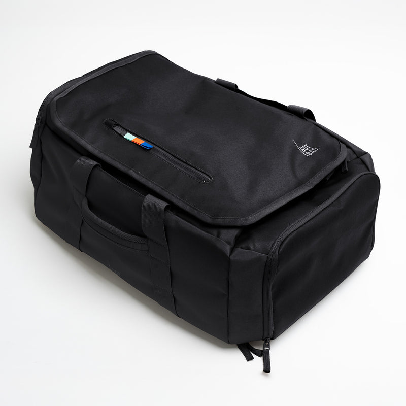 DUFFLE PACK Tasche in black (Schwarz) Ansicht von schräg oben.