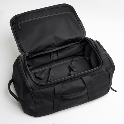 DUFFLE PACK Tasche in black (Schwarz) offen mit Innenansicht von oben.