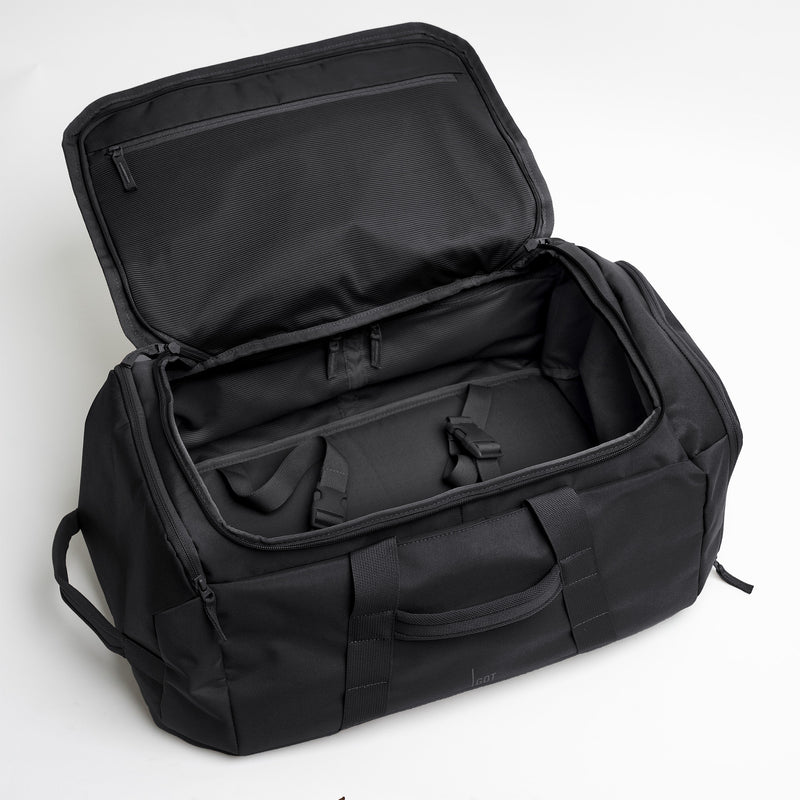 DUFFLE PACK Tasche in black (Schwarz) offen mit Innenansicht von oben.