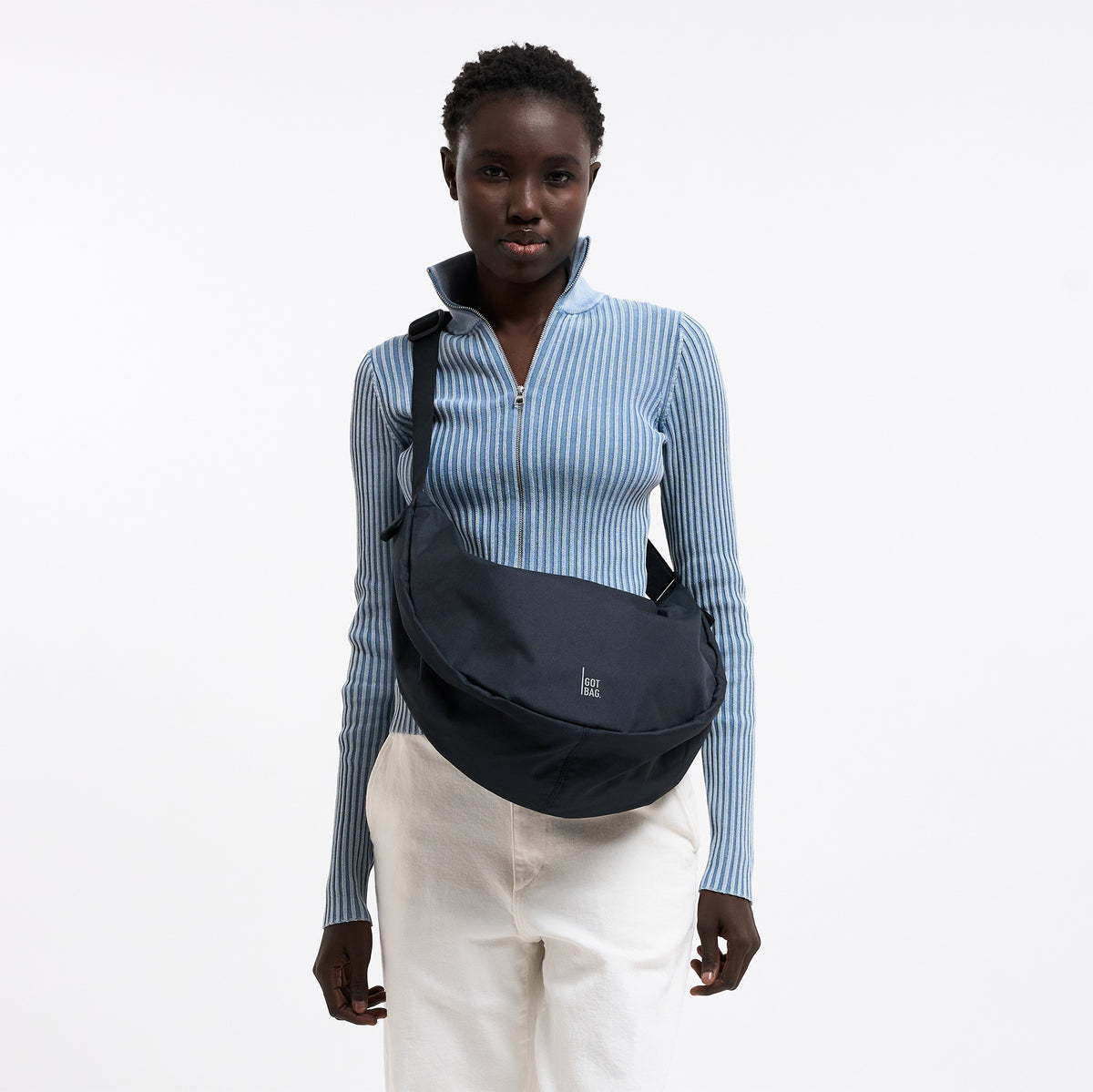 MOON BAG LARGE Tasche in black (Schwarz) von einer Frau crossbody getragen.