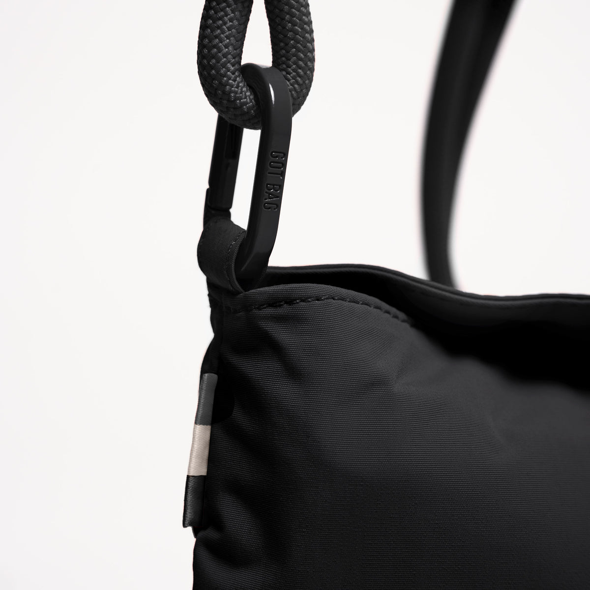 CLAM BAG Tasche in black (Schwarz) als Detailaufnahme.