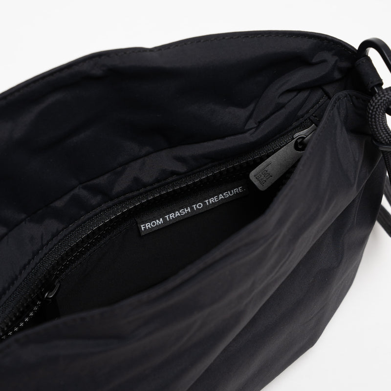CLAM BAG Tasche in black (Schwarz) als Detailaufnahme des Innenraums.