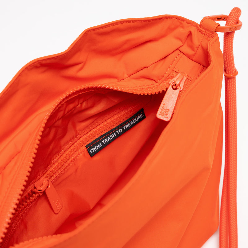 CLAM BAG Tasche in hot coral (knalliges Orange) als Detailaufnahme.
