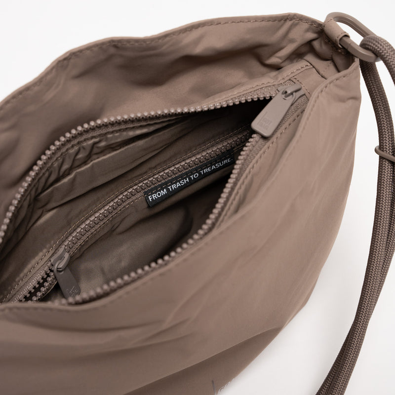 CLAM BAG Tasche in oyster (klassisches Taupe-Braun) als Detailaufnahme des Innenraums.