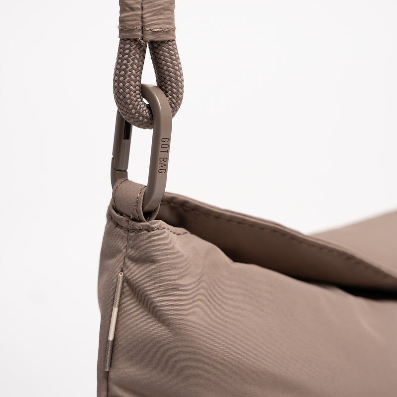 CLAM BAG Tasche in oyster (klassisches Taupe-Braun) als Detailaufnahme.