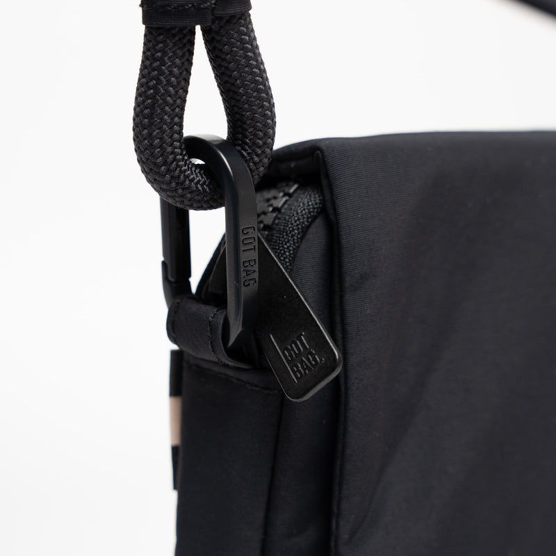 FACET BAG Tasche in black (Schwarz), Detailaufnahme von Riemen, Verschluss und Zipper mit GOT BAG Logo.