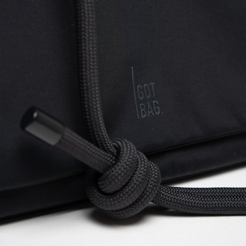 FACET BAG Tasche in black (Schwarz) als Detailaufnahme.