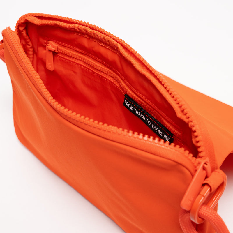 FACET BAG Tasche in hot coral (knalliges Orange) als Detailaufnahme des Innenraums.