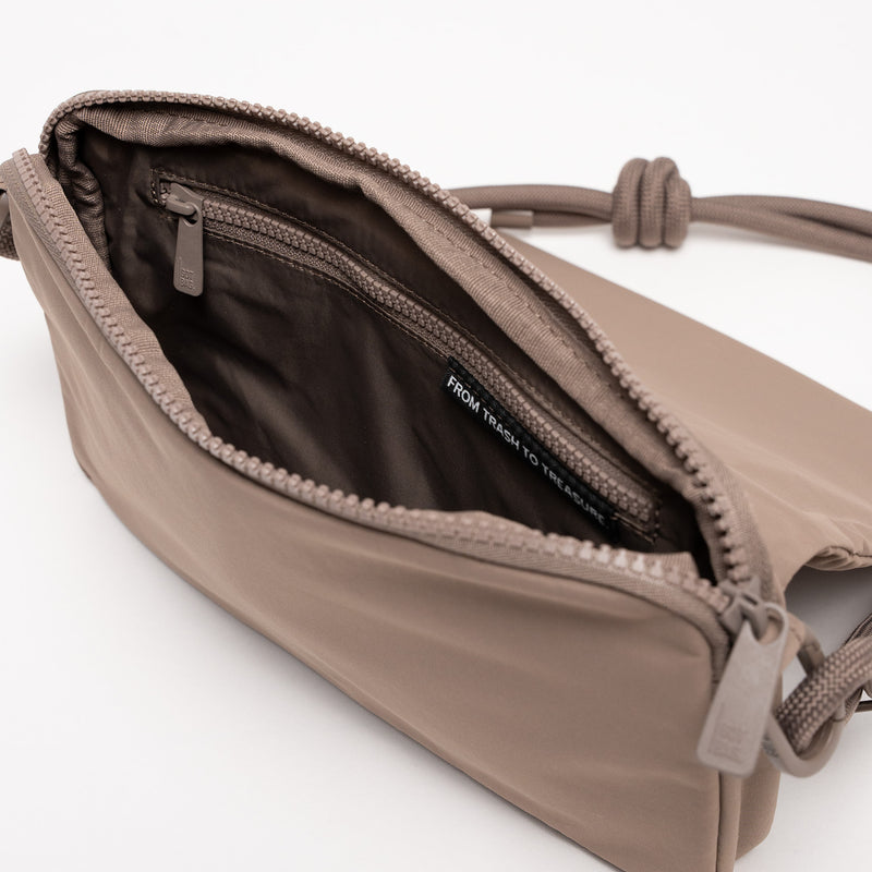 FACET BAG Tasche in oyster (klassisches Taupe-Braun) als Detailaufnahme des geöffneten Innenraums.