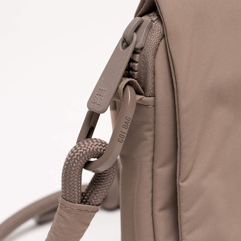 FACET BAG Tasche in oyster (klassisches Taupe-Braun) als Detailaufnahme.