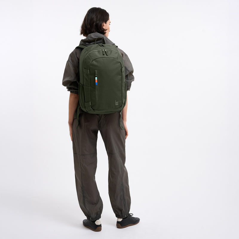 HYBRID PACK Rucksack in algae (Dunkelgrün mit Graustich) von einer Frau als Rucksack auf dem Rücken getragen.