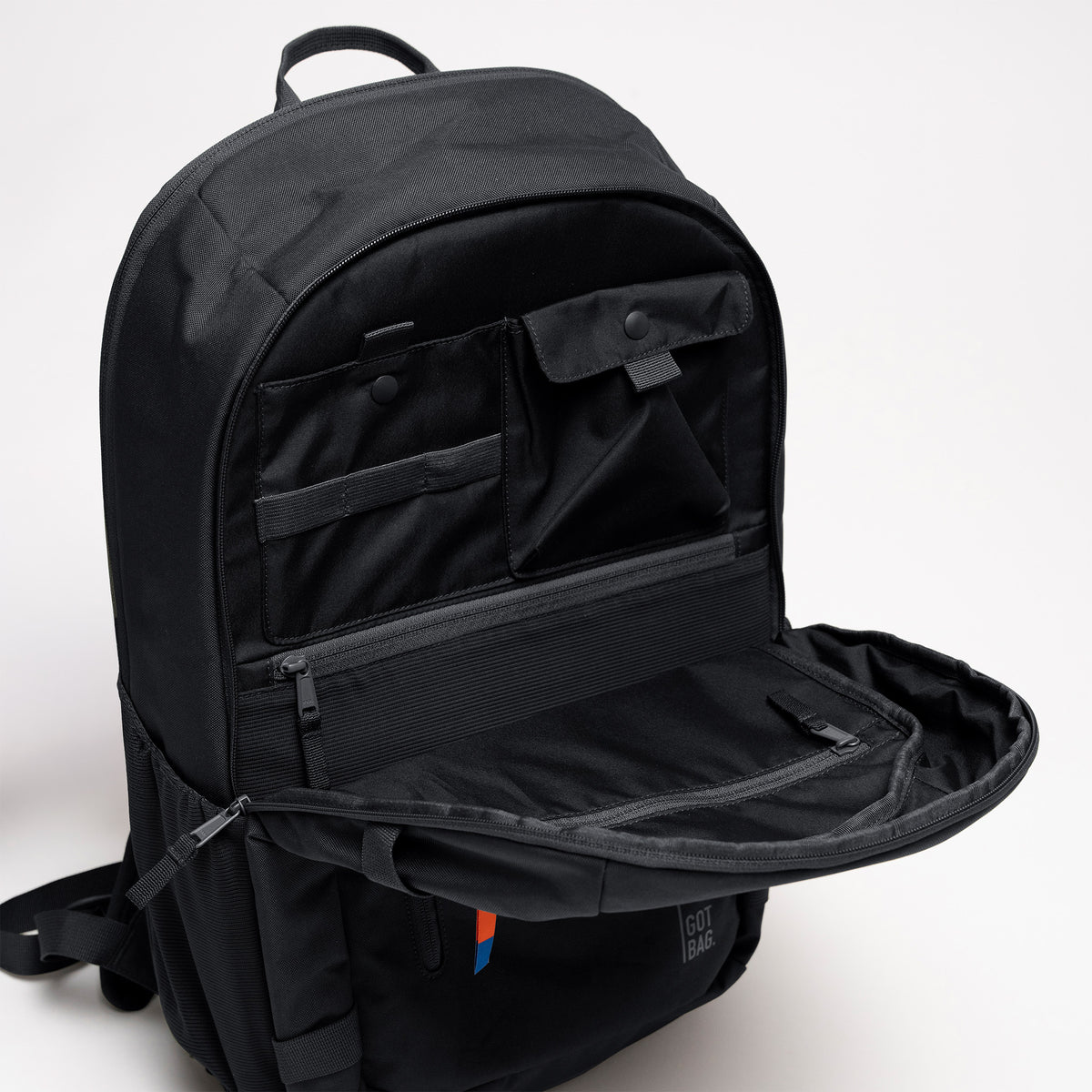 HYBRID PACK Rucksack in black (Schwarz) als Studioaufnahme in Frontansicht mit geöffnetem Hauptfach und Innenaufteilung.