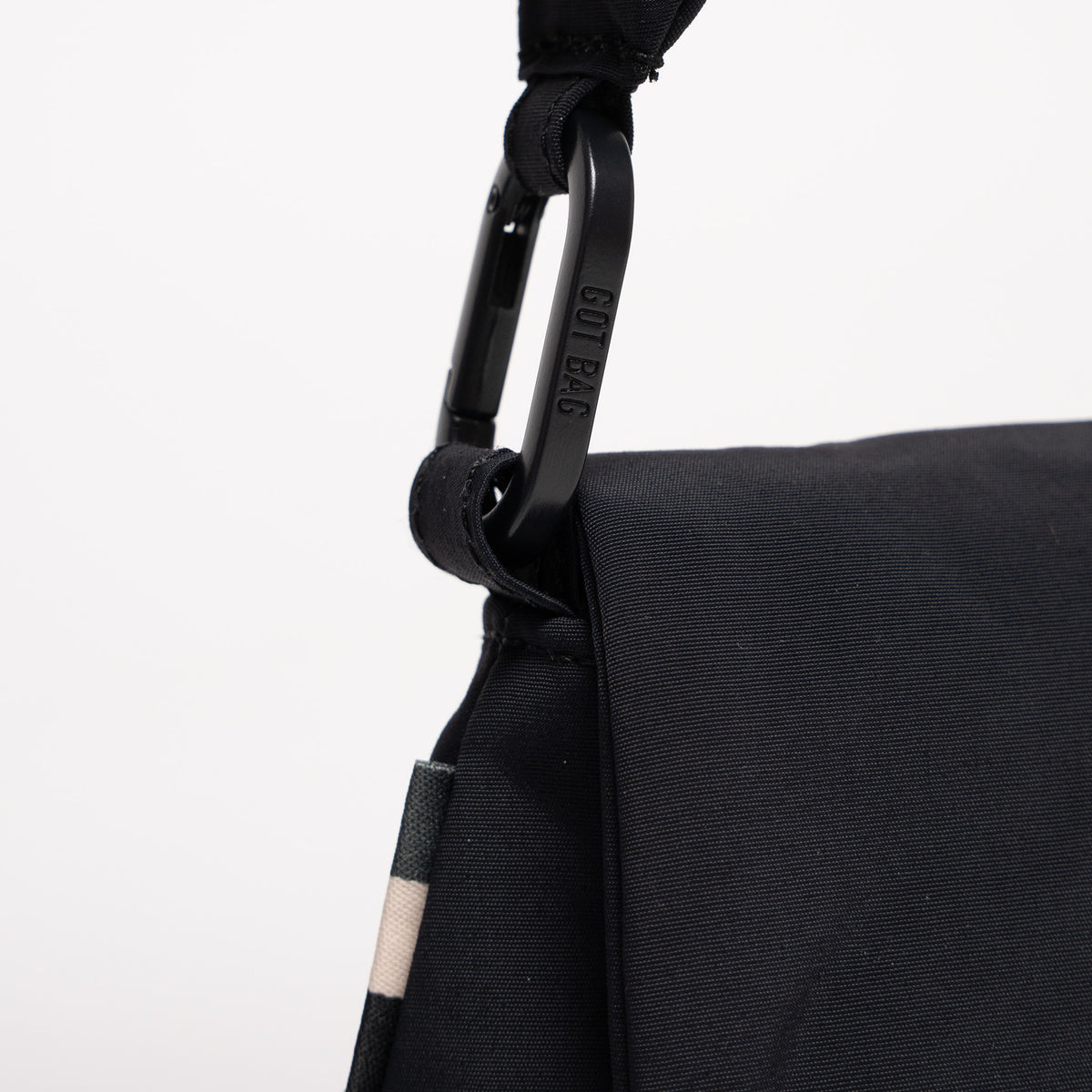 LUCID BAG Tasche in black (Schwarz), Detailaufnahme eines Karabiners mit GOT BAG Schriftzug.