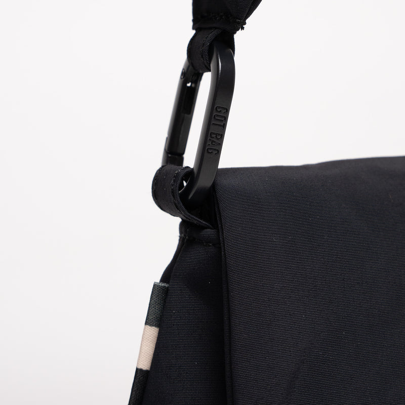 LUCID BAG Tasche in black (Schwarz), Detailaufnahme eines Karabiners mit GOT BAG Schriftzug.