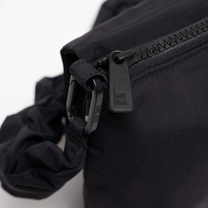 LUCID BAG Tasche in black (Schwarz), Detailaufnahme von Reißverschluss und Karabinerhaken.