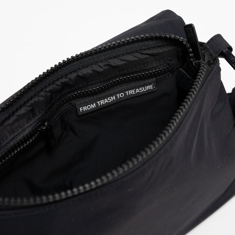 LUCID BAG Tasche in black (Schwarz) als Innenansicht der offenen Tasche mit Schriftzug FROM TRASH TO TREASURE.