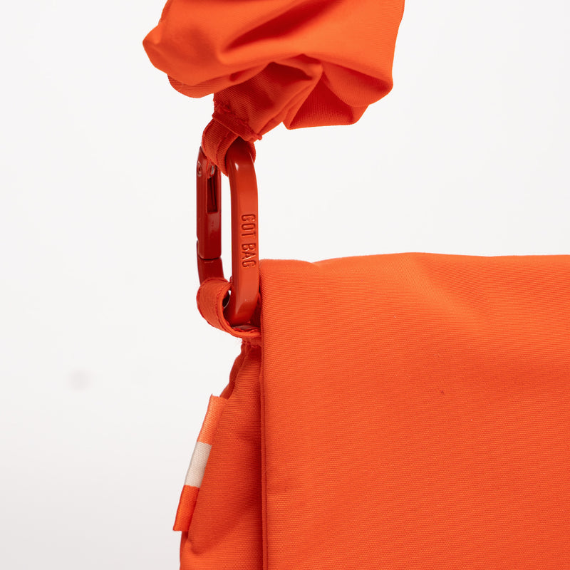 LUCID BAG Tasche in hot coral (knalliges Orange) mit GO! BAG Karabiner als Detailaufnahme.