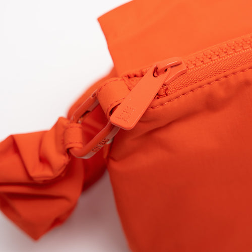 LUCID BAG Tasche in hot coral (knalliges Orange) als Detailaufnahme.