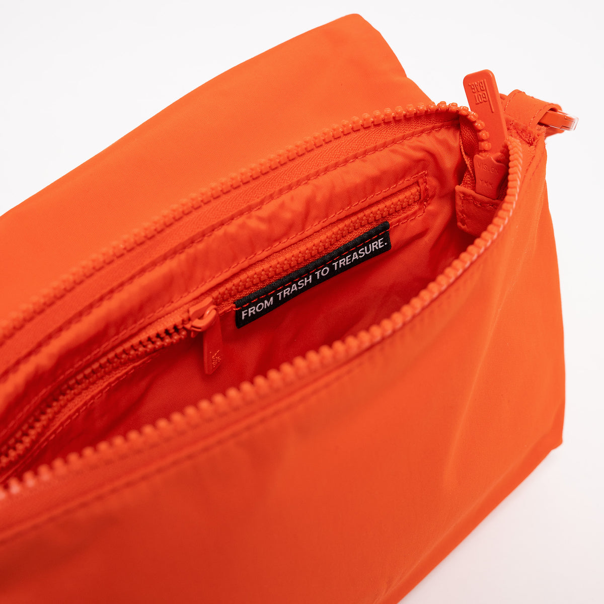 LUCID BAG Tasche in hot coral (knalliges Orange), Innenansicht mit Reißverschlusstasche und Schriftzug FROM TRASH TO TREASURE.