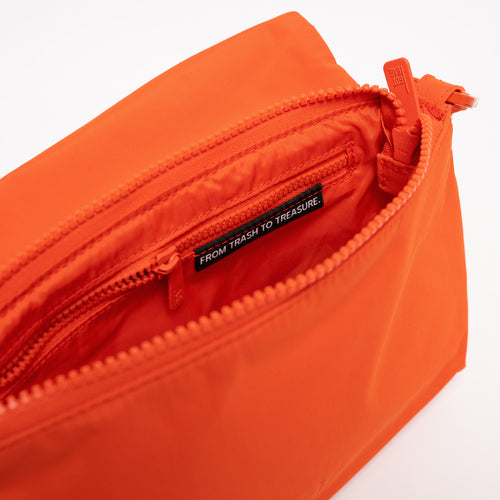 LUCID BAG Tasche in hot coral (knalliges Orange), Innenansicht mit Reißverschlusstasche und Schriftzug FROM TRASH TO TREASURE.