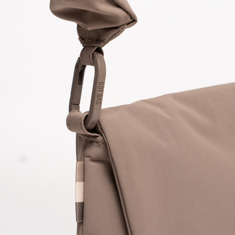 LUCID BAG Tasche in oyster (klassisches Taupe-Braun) als Detailaufnahme.