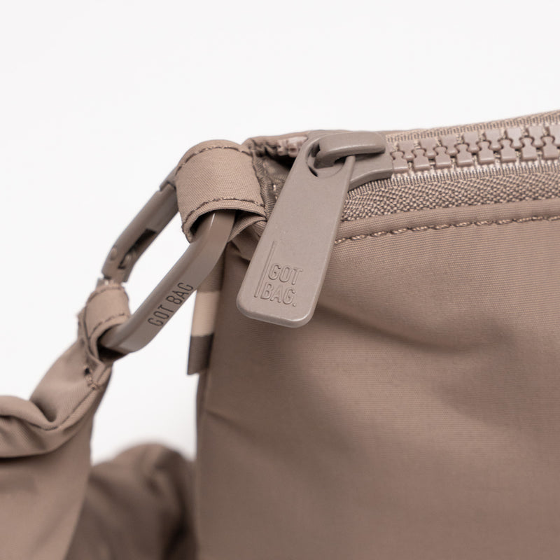 LUCID BAG Tasche in oyster (klassisches Taupe-Braun) als Detailaufnahme.