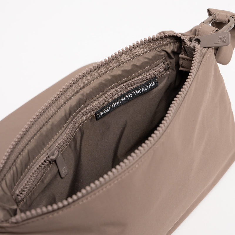 LUCID BAG Tasche in oyster (klassisches Taupe-Braun) offen, mit FROM TRASH TO TREASURE Etikett.