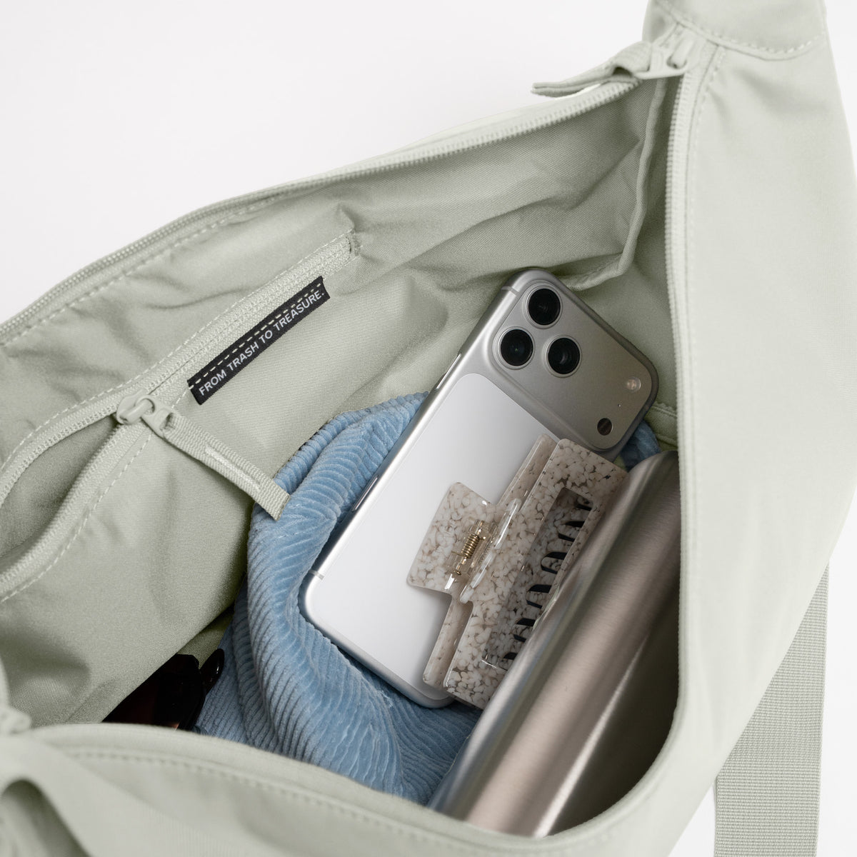 MOON BAG LARGE Tasche in beach foam (helles Grau) als Innenansicht.