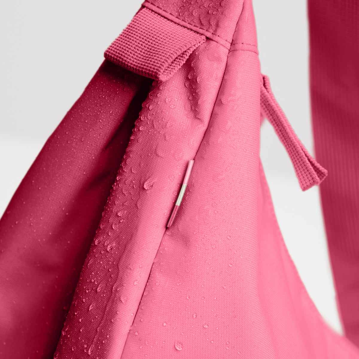 MOON BAG LARGE Tasche in salina pink (leuchtendes Pink) als Detailaufnahme.