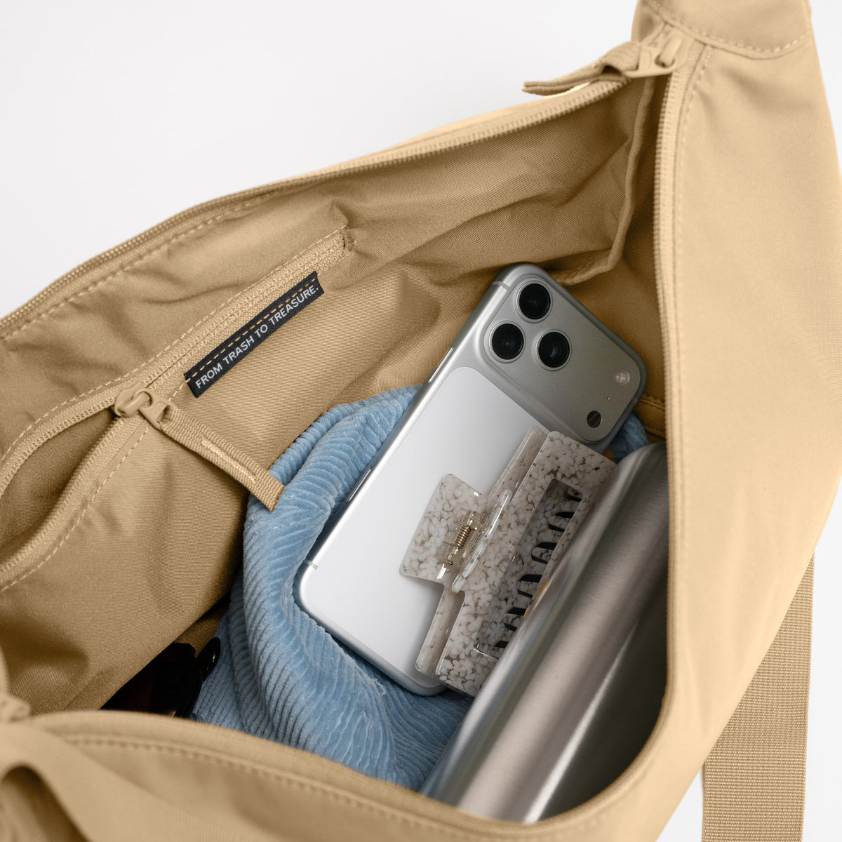 MOON BAG LARGE Tasche in sea moss (warmes Beige-Khaki) als Detailaufnahme.