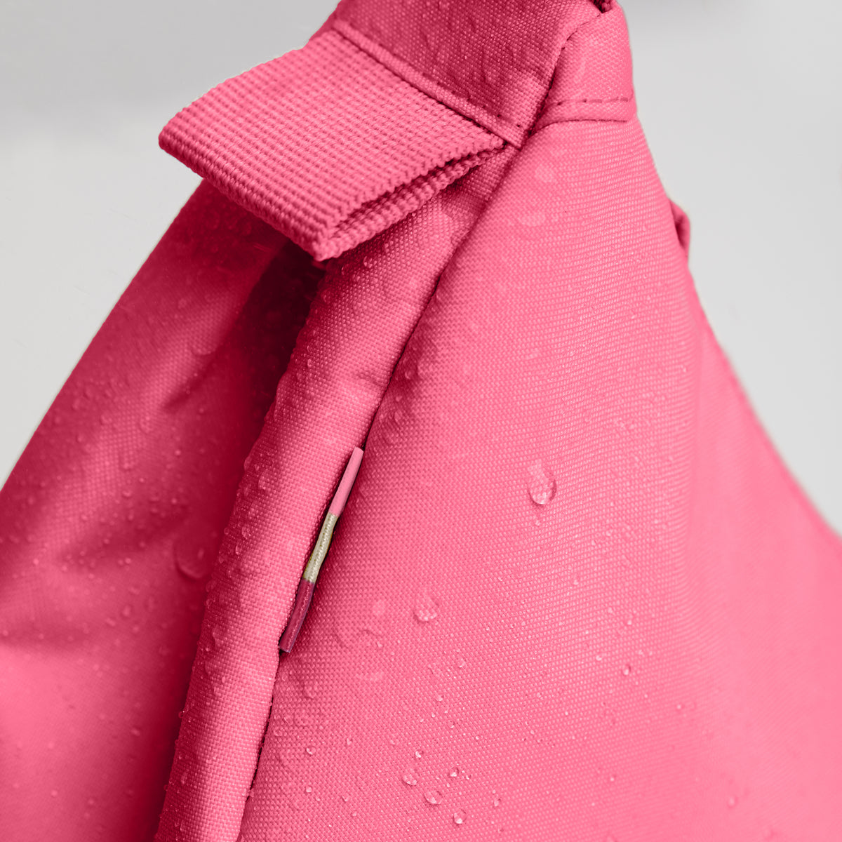 MOON BAG SMALL Tasche in salina pink (leuchtendes Pink) als Detailaufnahme.