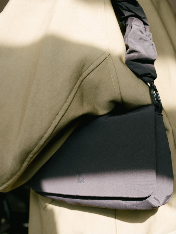 ESSENTIAL BAG bag worn over the shoulder by a woman.