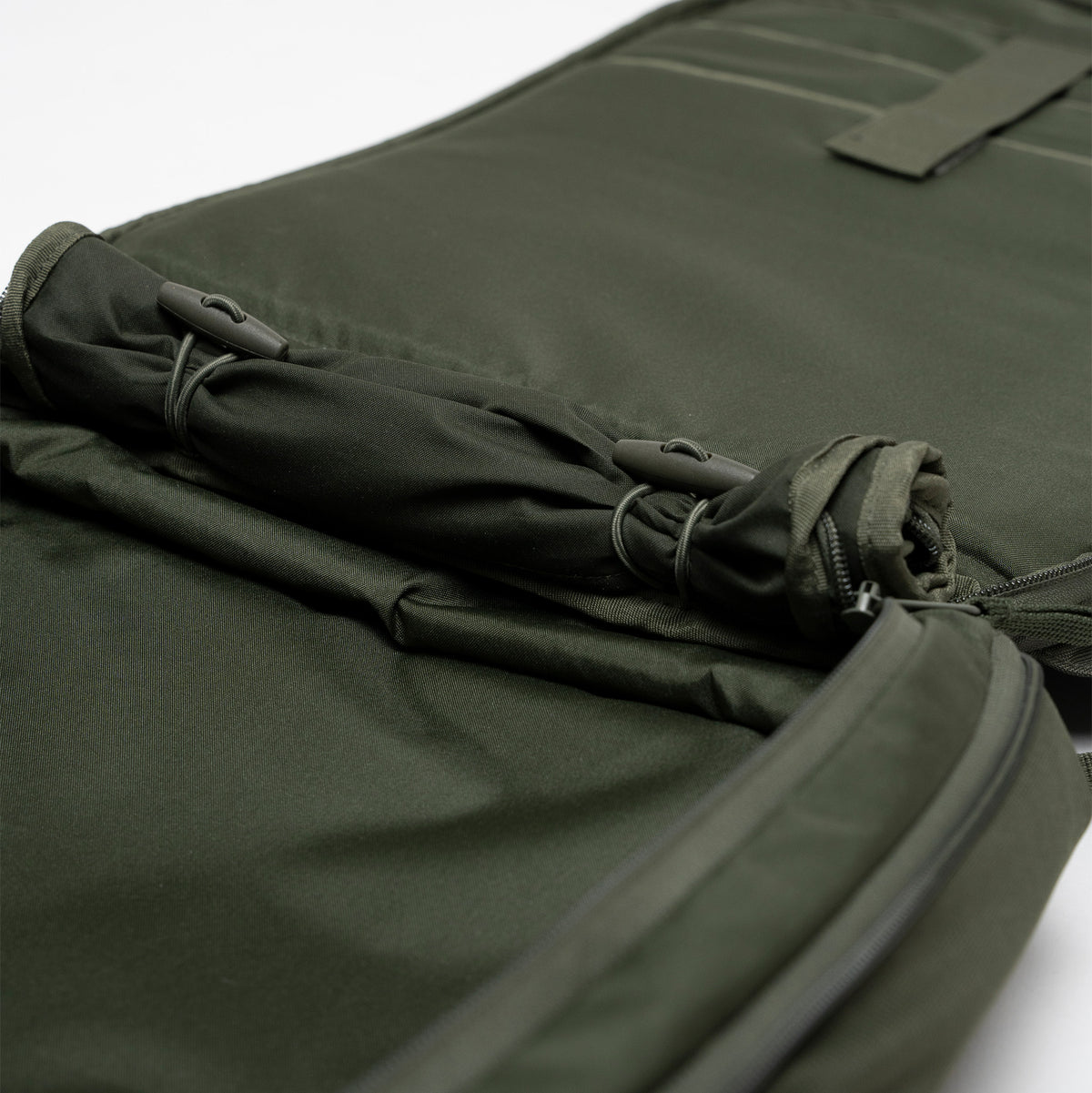 HYBRID PACK Rucksack in algae (Dunkelgrün mit Graustich) als Detailaufnahme.