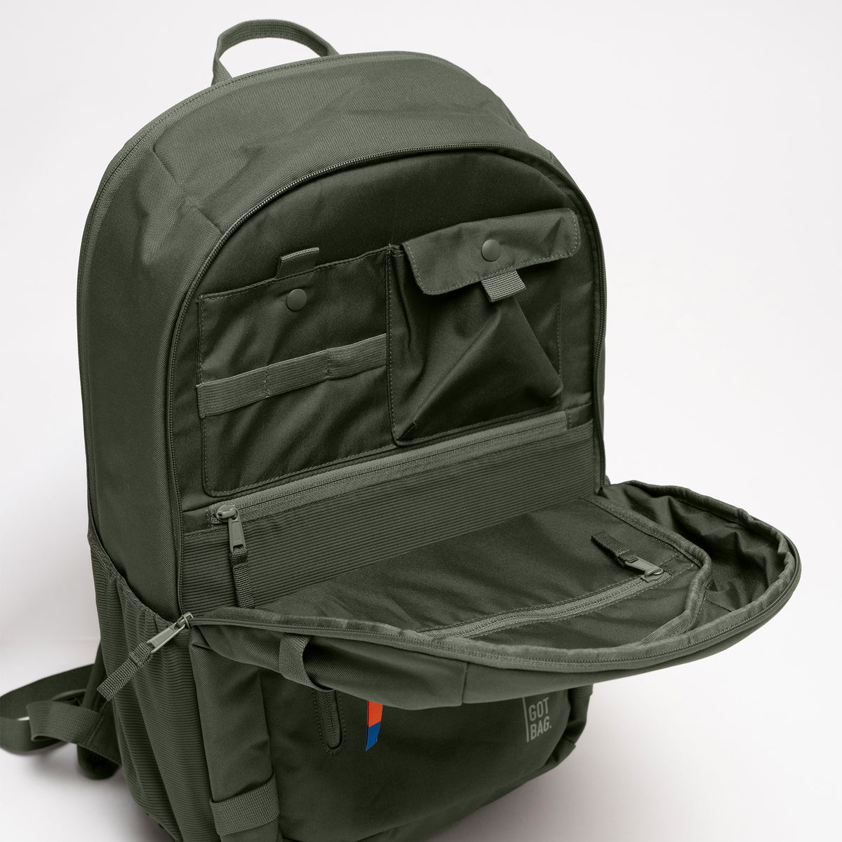 HYBRID PACK Rucksack in algae (Dunkelgrün mit Graustich) offen, mit Blick auf die inneren Fächer.
