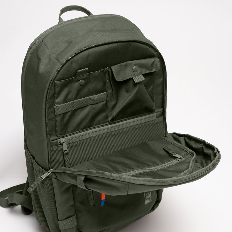 HYBRID PACK Rucksack in algae (Dunkelgrün mit Graustich) offen, mit Blick auf die inneren Fächer.