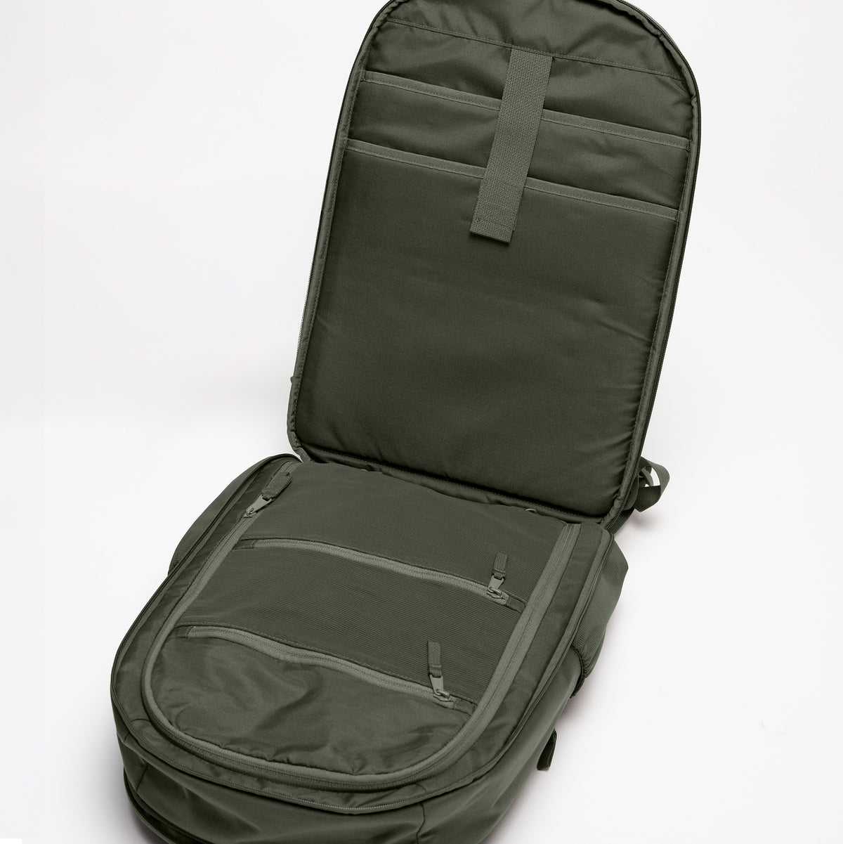 HYBRID PACK Rucksack in algae (Dunkelgrün mit Graustich) offen mit Blick auf die Innenfächer.