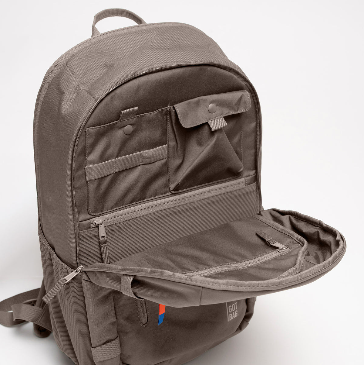 HYBRID PACK Rucksack in oyster (klassisches Taupe-Braun) offen mit organisierten Innenfächern.