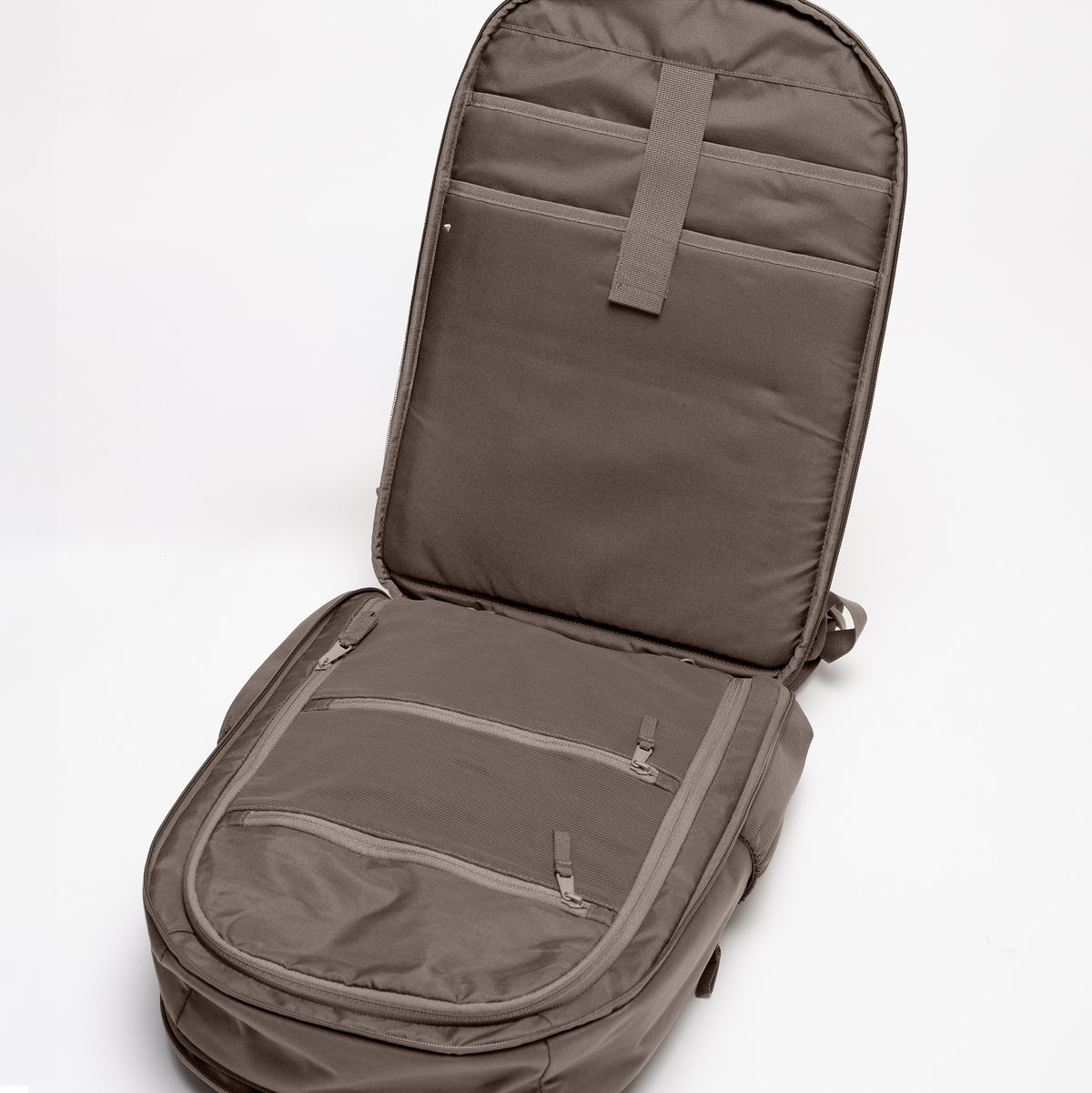 HYBRID PACK Rucksack in oyster (klassisches Taupe-Braun) offene Ansicht des Innenraums mit Fächern.