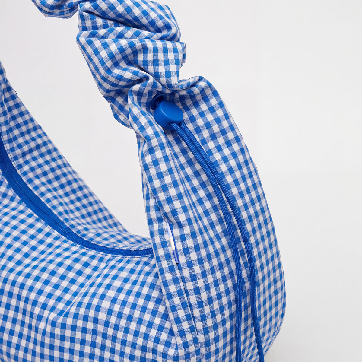 MOON BAG RUFFLE Tasche in vichy cobalt (blau-beige kariert) als Detailaufnahme.