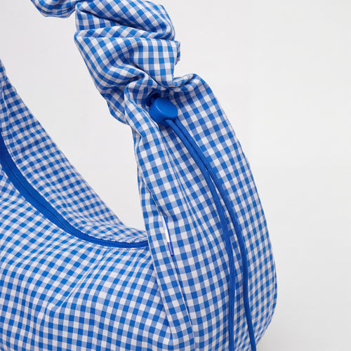 MOON BAG RUFFLE Tasche in vichy cobalt (blau-beige kariert) als Detailaufnahme.