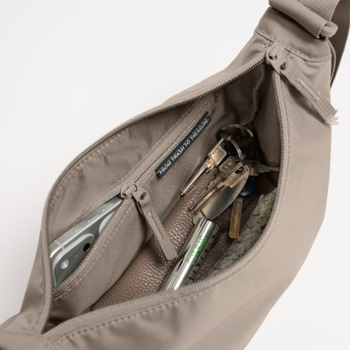 MOON BAG SMALL Tasche in scallop (helles Beige) als Detailaufnahme vom Inneren.