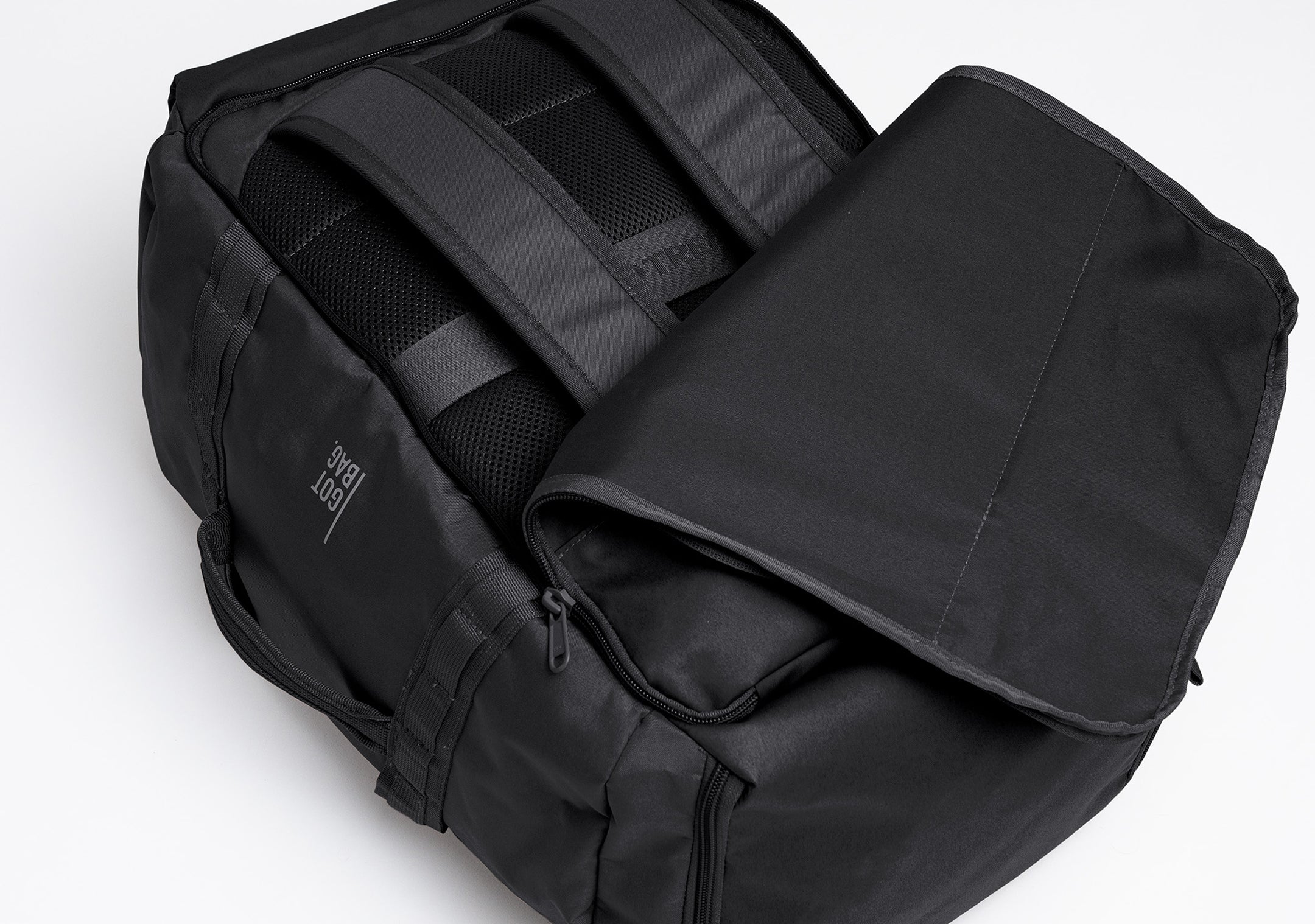 Batoh v otevřeném pohledu shora, s viditelnými popruhy a síťovaným polstrováním.