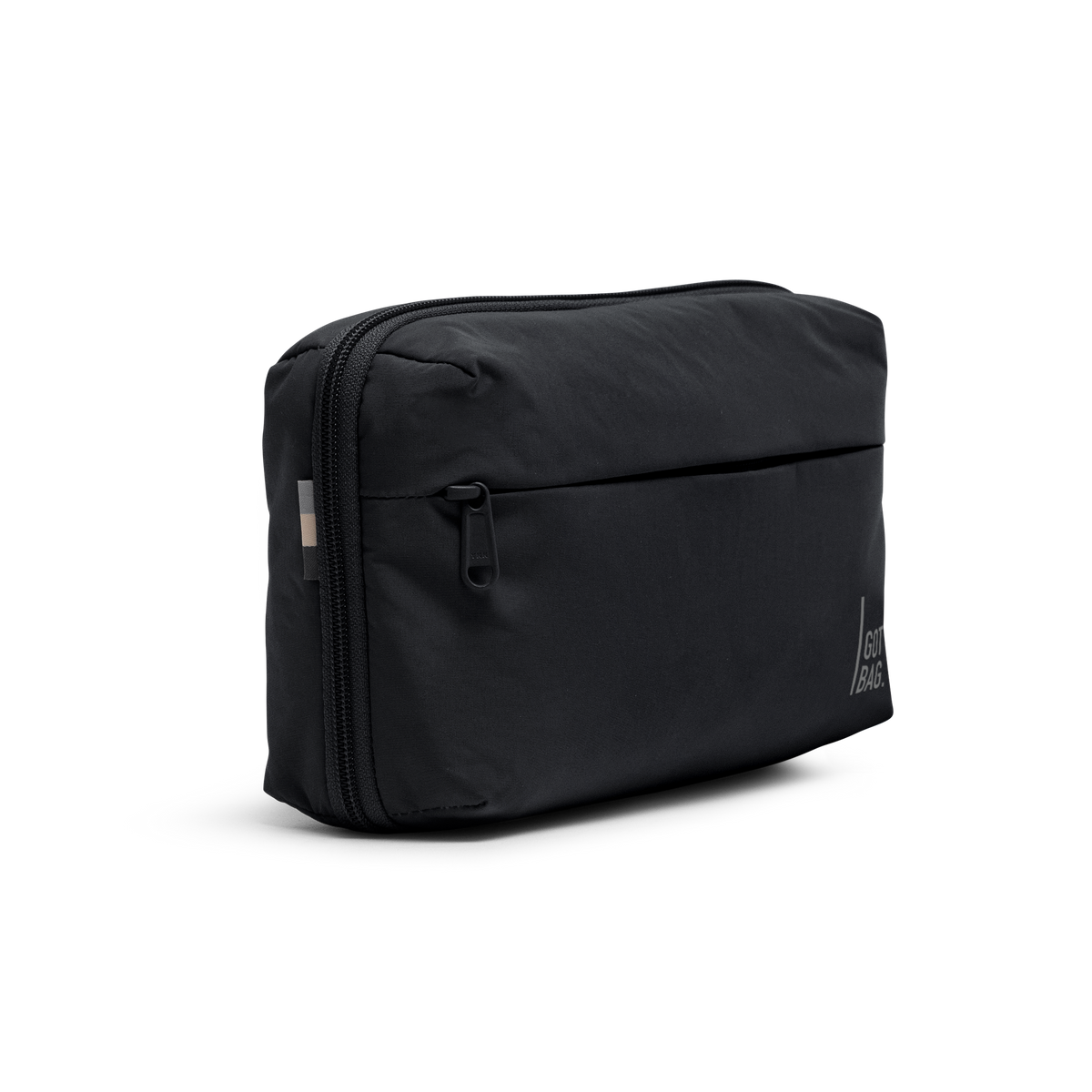 COMMUTER TECH POUCH Accessoire in black (Schwarz) als Studioaufnahme in diagonaler Ansicht.