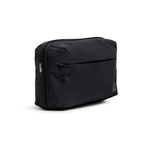 COMMUTER TECH POUCH Accessoire in black (Schwarz) als Studioaufnahme in diagonaler Ansicht.