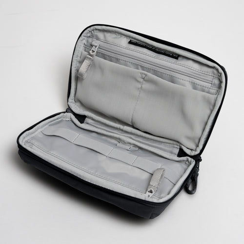 COMMUTER TECH POUCH Tasche in black (Schwarz) geöffnet mit Innenfächern.