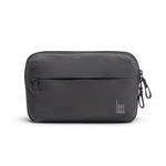 AC0441MO COMMUTERTECHPOUCH sac en shark (gris foncé) en studio, vue de face.