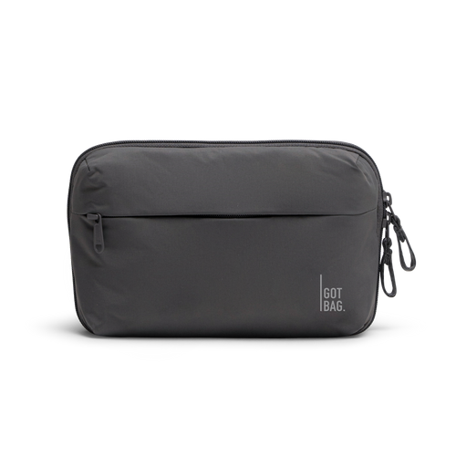 AC0441MO COMMUTERTECHPOUCH taška v shark (Tmavě šedá) jako studiový snímek zepředu.